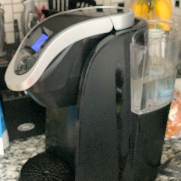 Keurig Coffee Maker - Older Model Works PERFECTLY - Picture 9 of 14